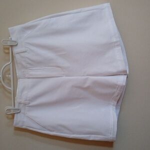 WALTER HAGEN WOMEN'S WHITE SHORTS, WONDERFUL FABRIC  SZ 8. NWT